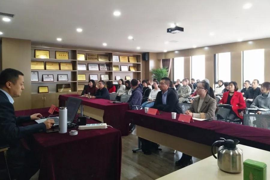 学无止境|星空在线登录官网项目管理有限公司举办法律知识专题培训